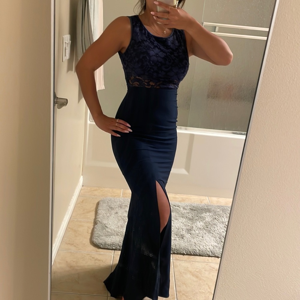 Navy blue gown dress. Elegant XS. Lace. Keyhole back.